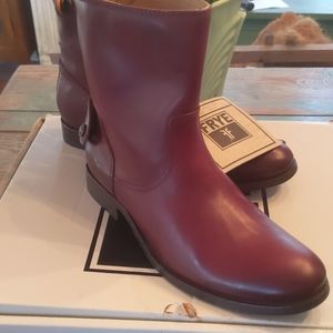 Frye 7.5 M Melisson Button Short Bordeaux